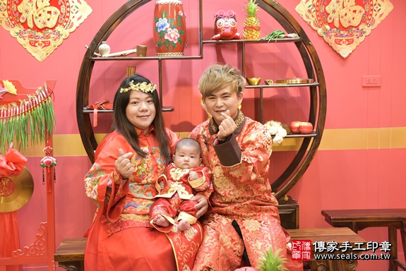 剃胎毛、滿月剃頭、嬰兒剃頭、嬰兒理髮、嬰兒剃髮、嬰兒剃胎毛、嬰兒滿月剃頭、寶寶剃頭、剃胎毛儀式、剃胎毛吉祥話、滿月剃頭儀式、滿月剃頭吉祥話、寶寶剃胎毛、寶寶滿月剃頭理髮、 桃園市八德區剃胎毛、桃園市八德區滿月剃頭、桃園市八德區嬰兒剃頭剃胎毛、桃園市八德區嬰兒理髮、桃園市嬰兒剃髮、 陳寶寶(桃園市八德區嬰兒寶寶滿月剃頭理髮、嬰兒剃胎毛儀式吉祥話)。中國風會場，爸媽寶貝穿「日中韓」古裝禮服。專業拍照、DVD光碟、證書。★購買「臍帶章、肚臍章、胎毛筆刷印章」贈送：剃頭、收涎、抓周，三選一。2020.03.21照片3