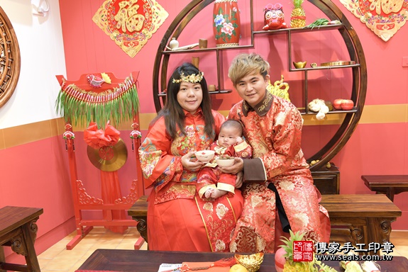 剃胎毛、滿月剃頭、嬰兒剃頭、嬰兒理髮、嬰兒剃髮、嬰兒剃胎毛、嬰兒滿月剃頭、寶寶剃頭、剃胎毛儀式、剃胎毛吉祥話、滿月剃頭儀式、滿月剃頭吉祥話、寶寶剃胎毛、寶寶滿月剃頭理髮、 桃園市八德區剃胎毛、桃園市八德區滿月剃頭、桃園市八德區嬰兒剃頭剃胎毛、桃園市八德區嬰兒理髮、桃園市嬰兒剃髮、 陳寶寶(桃園市八德區嬰兒寶寶滿月剃頭理髮、嬰兒剃胎毛儀式吉祥話)。中國風會場，爸媽寶貝穿「日中韓」古裝禮服。專業拍照、DVD光碟、證書。★購買「臍帶章、肚臍章、胎毛筆刷印章」贈送：剃頭、收涎、抓周，三選一。2020.03.21照片8