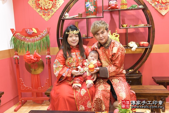剃胎毛、滿月剃頭、嬰兒剃頭、嬰兒理髮、嬰兒剃髮、嬰兒剃胎毛、嬰兒滿月剃頭、寶寶剃頭、剃胎毛儀式、剃胎毛吉祥話、滿月剃頭儀式、滿月剃頭吉祥話、寶寶剃胎毛、寶寶滿月剃頭理髮、 桃園市八德區剃胎毛、桃園市八德區滿月剃頭、桃園市八德區嬰兒剃頭剃胎毛、桃園市八德區嬰兒理髮、桃園市嬰兒剃髮、 陳寶寶(桃園市八德區嬰兒寶寶滿月剃頭理髮、嬰兒剃胎毛儀式吉祥話)。中國風會場，爸媽寶貝穿「日中韓」古裝禮服。專業拍照、DVD光碟、證書。★購買「臍帶章、肚臍章、胎毛筆刷印章」贈送：剃頭、收涎、抓周，三選一。2020.03.21照片7