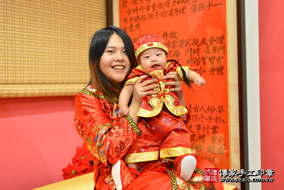 新北市永和區李寶寶古禮收涎【穿上虎鞋】：滿四個月趨吉避凶的吉祥服裝穿戴。新北店收涎。照片5