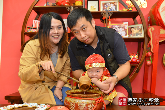 新北市永和區李寶寶古禮收涎:寶寶淨手儀式：寶寶淨手象徵洗淨，把不好的去掉，洗滌身心靈。照片2
