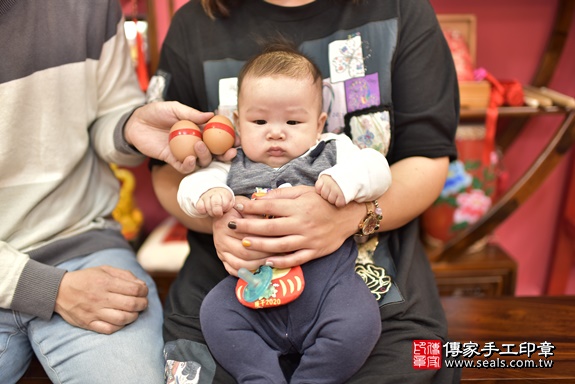 剃胎毛、滿月剃頭、嬰兒剃頭、嬰兒理髮、嬰兒剃髮、嬰兒剃胎毛、嬰兒滿月剃頭、寶寶剃頭、剃胎毛儀式、剃胎毛吉祥話、滿月剃頭儀式、滿月剃頭吉祥話、寶寶剃胎毛、寶寶滿月剃頭理髮、 新北市永和區剃胎毛、新北市永和區滿月剃頭、新北市永和區嬰兒剃頭剃胎毛、新北市永和區嬰兒理髮、新北市嬰兒剃髮、 林寶寶(新北市永和區嬰兒寶寶滿月剃頭理髮、嬰兒剃胎毛儀式吉祥話)。中國風會場，爸媽寶貝穿「日中韓」古裝禮服。專業拍照、DVD光碟、證書。★購買「臍帶章、肚臍章、胎毛筆刷印章」贈送：剃頭、收涎、抓周，三選一。2020.02.22照片6