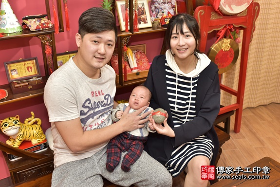 剃胎毛、滿月剃頭、嬰兒剃頭、嬰兒理髮、嬰兒剃髮、嬰兒剃胎毛、嬰兒滿月剃頭、寶寶剃頭、剃胎毛儀式、剃胎毛吉祥話、滿月剃頭儀式、滿月剃頭吉祥話、寶寶剃胎毛、寶寶滿月剃頭理髮、 新北市永和區剃胎毛、新北市永和區滿月剃頭、新北市永和區嬰兒剃頭剃胎毛、新北市永和區嬰兒理髮、新北市嬰兒剃髮、 康寶寶(新北市永和區嬰兒寶寶滿月剃頭理髮、嬰兒剃胎毛儀式吉祥話)。中國風會場，爸媽寶貝穿「日中韓」古裝禮服。專業拍照、DVD光碟、證書。★購買「臍帶章、肚臍章、胎毛筆刷印章」贈送：剃頭、收涎、抓周，三選一。2020.02.22照片8