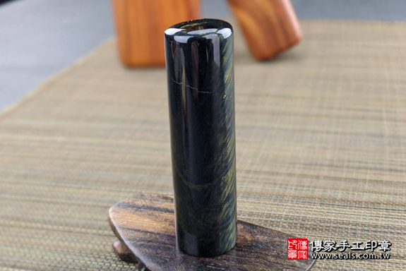 全手工噴砂印章：藍虎眼石臍帶章實際成品、印章作品分享、藍虎眼石印章材質介紹。（臍帶印章、肚臍章、肚臍印章，一圓一方）傳家手工印章高雄店。2020.04.12，照片1