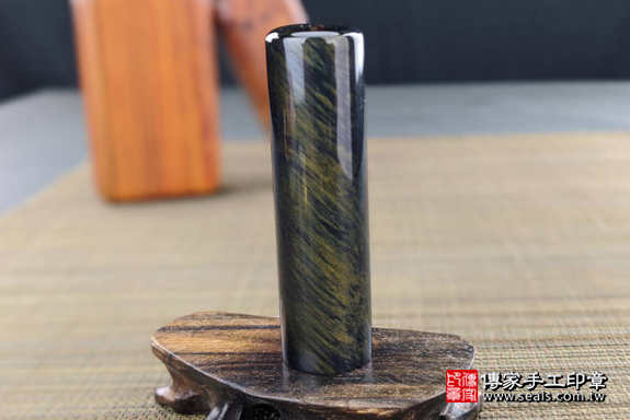 全手工噴砂印章：藍虎眼石臍帶章實際成品、印章作品分享、藍虎眼石印章材質介紹。（臍帶印章、肚臍章、肚臍印章，一圓一方）傳家手工印章高雄店。2020.04.12，照片4