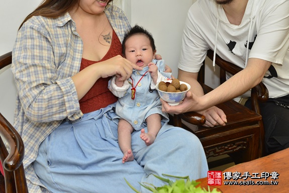 剃胎毛、滿月剃頭、嬰兒剃頭、嬰兒理髮、嬰兒剃髮、嬰兒剃胎毛、嬰兒滿月剃頭、寶寶剃頭、剃胎毛儀式、剃胎毛吉祥話、滿月剃頭儀式、滿月剃頭吉祥話、寶寶剃胎毛、寶寶滿月剃頭理髮、 新北市板橋區剃胎毛、新北市板橋區滿月剃頭、新北市板橋區嬰兒剃頭剃胎毛、新北市板橋區嬰兒理髮、新北市嬰兒剃髮、 鍾寶寶(新北市板橋區到府嬰兒寶寶滿月剃頭理髮、到府嬰兒剃胎毛儀式吉祥話)。到府剃頭剃胎毛主持、專業拍照、DVD光碟、證書。★購買「臍帶章、肚臍章、胎毛筆刷印章」贈送：剃頭、收涎、抓周，三選一。2020.02.26照片13