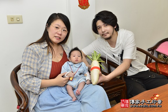 剃胎毛、滿月剃頭、嬰兒剃頭、嬰兒理髮、嬰兒剃髮、嬰兒剃胎毛、嬰兒滿月剃頭、寶寶剃頭、剃胎毛儀式、剃胎毛吉祥話、滿月剃頭儀式、滿月剃頭吉祥話、寶寶剃胎毛、寶寶滿月剃頭理髮、 新北市板橋區剃胎毛、新北市板橋區滿月剃頭、新北市板橋區嬰兒剃頭剃胎毛、新北市板橋區嬰兒理髮、新北市嬰兒剃髮、 鍾寶寶(新北市板橋區到府嬰兒寶寶滿月剃頭理髮、到府嬰兒剃胎毛儀式吉祥話)。到府剃頭剃胎毛主持、專業拍照、DVD光碟、證書。★購買「臍帶章、肚臍章、胎毛筆刷印章」贈送：剃頭、收涎、抓周，三選一。2020.02.26照片23