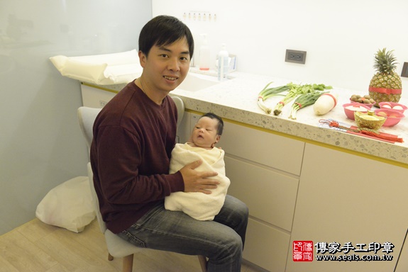 剃胎毛、滿月剃頭、嬰兒剃頭、嬰兒理髮、嬰兒剃髮、嬰兒剃胎毛、嬰兒滿月剃頭、寶寶剃頭、剃胎毛儀式、剃胎毛吉祥話、滿月剃頭儀式、滿月剃頭吉祥話、寶寶剃胎毛、寶寶滿月剃頭理髮、 台北市中正區剃胎毛、台北市中正區滿月剃頭、台北市中正區嬰兒剃頭剃胎毛、台北市中正區嬰兒理髮、新北市嬰兒剃髮、 劉寶寶(台北市中正區到府嬰兒寶寶滿月剃頭理髮、到府嬰兒剃胎毛儀式吉祥話)。到府剃頭剃胎毛主持、專業拍照、DVD光碟、證書。★購買「臍帶章、肚臍章、胎毛筆刷印章」贈送：剃頭、收涎、抓周，三選一。2020.03.03照片2