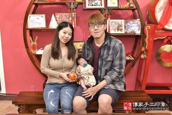 剃胎毛、滿月剃頭、嬰兒剃頭、嬰兒理髮、嬰兒剃髮、嬰兒剃胎毛、嬰兒滿月剃頭、寶寶剃頭、剃胎毛儀式、剃胎毛吉祥話、滿月剃頭儀式、滿月剃頭吉祥話、寶寶剃胎毛、寶寶滿月剃頭理髮、 新北市永和區剃胎毛、新北市永和區滿月剃頭、新北市永和區嬰兒剃頭剃胎毛、新北市永和區嬰兒理髮、新北市嬰兒剃髮、 李寶寶(新北市永和區嬰兒寶寶滿月剃頭理髮、嬰兒剃胎毛儀式吉祥話)。中國風會場，爸媽寶貝穿「日中韓」古裝禮服。專業拍照、DVD光碟、證書。★購買「臍帶章、肚臍章、胎毛筆刷印章」贈送：剃頭、收涎、抓周，三選一。2020.03.15照片15