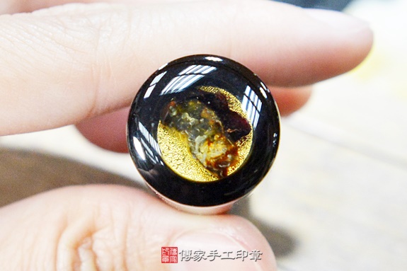 半手工噴砂印章：黑曜石臍帶章實際成品、印章作品分享、黑曜石印章材質介紹。（臍帶印章、肚臍章、肚臍印章，胎毛印章，一圓一方）傳家手工印章新竹店2020.04.16圖片2