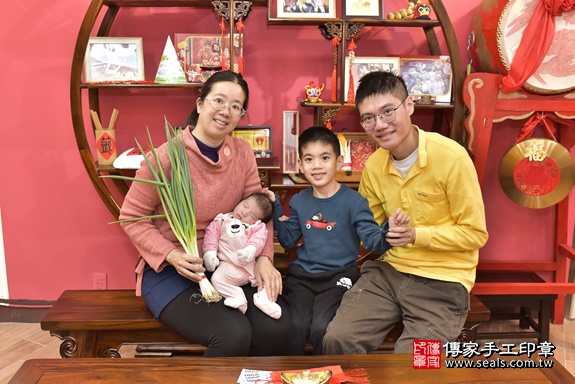 剃胎毛、滿月剃頭、嬰兒剃頭、嬰兒理髮、嬰兒剃髮、嬰兒剃胎毛、嬰兒滿月剃頭、寶寶剃頭、剃胎毛儀式、剃胎毛吉祥話、滿月剃頭儀式、滿月剃頭吉祥話、寶寶剃胎毛、寶寶滿月剃頭理髮、 新北市永和區剃胎毛、新北市永和區滿月剃頭、新北市永和區嬰兒剃頭剃胎毛、新北市永和區嬰兒理髮、新北市嬰兒剃髮、 郭寶寶(新北市永和區嬰兒寶寶滿月剃頭理髮、嬰兒剃胎毛儀式吉祥話)。中國風會場，爸媽寶貝穿「日中韓」古裝禮服。專業拍照、DVD光碟、證書。★購買「臍帶章、肚臍章、胎毛筆刷印章」贈送：剃頭、收涎、抓周，三選一。2020.03.15照片20