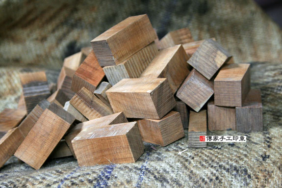 全手工篆刻印章:紅紫檀木公司印章實際成品、紅紫檀木印章材質介紹。(公司章、公司印章、負責人印章,一圓一方)傳家印章高雄店。2020.4.17,照片2 全手工篆刻印章:紅紫檀木公司印章實際成品、紅紫檀木印章材質介紹。(公司章、公司印章、負責人印章,一圓一方)傳家印章高雄店。2020.4.17,照片2