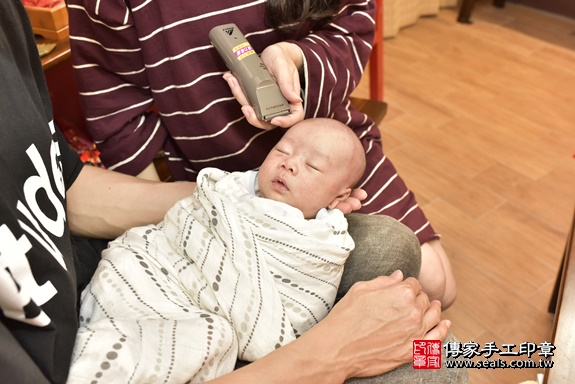 剃胎毛、滿月剃頭、嬰兒剃頭、嬰兒理髮、嬰兒剃髮、嬰兒剃胎毛、嬰兒滿月剃頭、寶寶剃頭、剃胎毛儀式、剃胎毛吉祥話、滿月剃頭儀式、滿月剃頭吉祥話、寶寶剃胎毛、寶寶滿月剃頭理髮、 新北市永和區剃胎毛、新北市永和區滿月剃頭、新北市永和區嬰兒剃頭剃胎毛、新北市永和區嬰兒理髮、新北市嬰兒剃髮、 陳寶寶(新北市永和區嬰兒寶寶滿月剃頭理髮、嬰兒剃胎毛儀式吉祥話)。中國風會場，爸媽寶貝穿「日中韓」古裝禮服。專業拍照、DVD光碟、證書。★購買「臍帶章、肚臍章、胎毛筆刷印章」贈送：剃頭、收涎、抓周，三選一。2020.03.17照片30