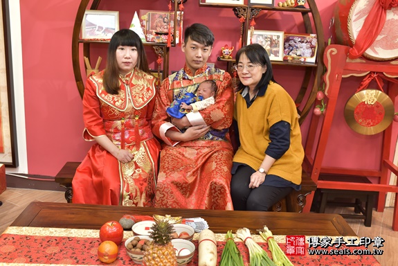 剃胎毛、滿月剃頭、嬰兒剃頭、嬰兒理髮、嬰兒剃髮、嬰兒剃胎毛、嬰兒滿月剃頭、寶寶剃頭、剃胎毛儀式、剃胎毛吉祥話、滿月剃頭儀式、滿月剃頭吉祥話、寶寶剃胎毛、寶寶滿月剃頭理髮、 新北市永和區剃胎毛、新北市永和區滿月剃頭、新北市永和區嬰兒剃頭剃胎毛、新北市永和區嬰兒理髮、新北市嬰兒剃髮、 應寶寶(新北市永和區嬰兒寶寶滿月剃頭理髮、嬰兒剃胎毛儀式吉祥話)。中國風會場，爸媽寶貝穿「日中韓」古裝禮服。專業拍照、DVD光碟、證書。★購買「臍帶章、肚臍章、胎毛筆刷印章」贈送：剃頭、收涎、抓周，三選一。2020.03.17照片4