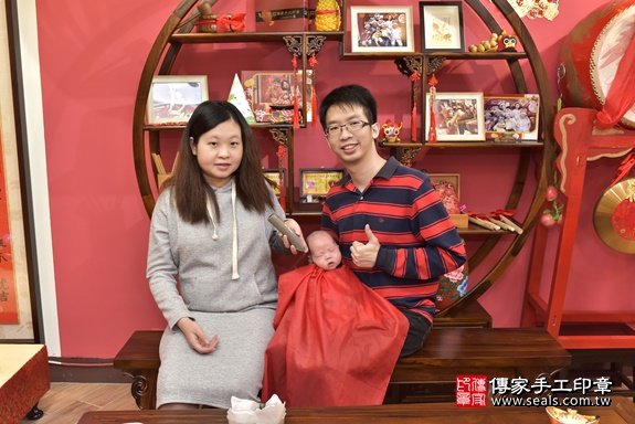 剃胎毛、滿月剃頭、嬰兒剃頭、嬰兒理髮、嬰兒剃髮、嬰兒剃胎毛、嬰兒滿月剃頭、寶寶剃頭、剃胎毛儀式、剃胎毛吉祥話、滿月剃頭儀式、滿月剃頭吉祥話、寶寶剃胎毛、寶寶滿月剃頭理髮、 新北市永和區剃胎毛、新北市永和區滿月剃頭、新北市永和區嬰兒剃頭剃胎毛、新北市永和區嬰兒理髮、新北市嬰兒剃髮、 周寶寶(新北市永和區嬰兒寶寶滿月剃頭理髮、嬰兒剃胎毛儀式吉祥話)。中國風會場，爸媽寶貝穿「日中韓」古裝禮服。專業拍照、DVD光碟、證書。★購買「臍帶章、肚臍章、胎毛筆刷印章」贈送：剃頭、收涎、抓周，三選一。2020.03.18照片25
