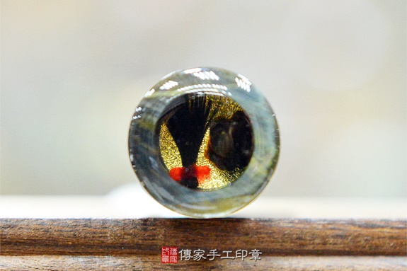 半手工噴砂印章：黃藍虎眼石臍帶印章實際成品、印章作品分享、黃藍虎眼石印章材質介紹。（臍帶印章、肚臍章、肚臍印章，臍帶印章，一圓一方）傳家手工印章新竹店。2020.04.17圖片4