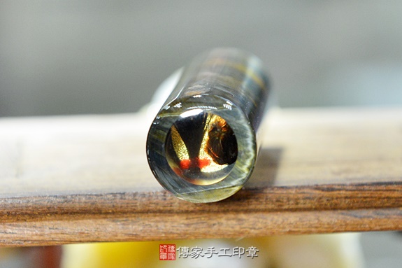 半手工噴砂印章：黃藍虎眼石臍帶印章實際成品、印章作品分享、黃藍虎眼石印章材質介紹。（臍帶印章、肚臍章、肚臍印章，臍帶印章，一圓一方）傳家手工印章新竹店。2020.04.17圖片3