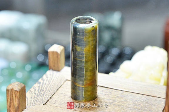 半手工噴砂印章：黃藍虎眼石臍帶印章實際成品、印章作品分享、黃藍虎眼石印章材質介紹。（臍帶印章、肚臍章、肚臍印章，臍帶印章，一圓一方）傳家手工印章新竹店。2020.04.17圖片2