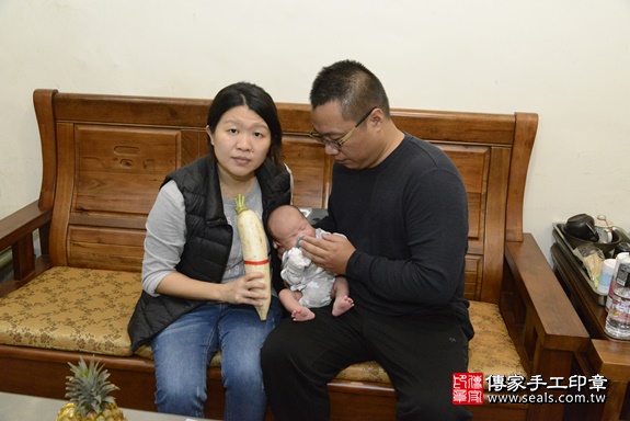 剃胎毛、滿月剃頭、嬰兒剃頭、嬰兒理髮、嬰兒剃髮、嬰兒剃胎毛、嬰兒滿月剃頭、寶寶剃頭、剃胎毛儀式、剃胎毛吉祥話、滿月剃頭儀式、滿月剃頭吉祥話、寶寶剃胎毛、寶寶滿月剃頭理髮、 新北市貢寮區剃胎毛、新北市貢寮區滿月剃頭、新北市貢寮區嬰兒剃頭剃胎毛、新北市貢寮區嬰兒理髮、新北市嬰兒剃髮、 魏寶寶(新北市貢寮區到府嬰兒寶寶滿月剃頭理髮、到府嬰兒剃胎毛儀式吉祥話)。到府剃頭剃胎毛主持、專業拍照、DVD光碟、證書。★購買「臍帶章、肚臍章、胎毛筆刷印章」贈送：剃頭、收涎、抓周，三選一。2020.03.22照片35