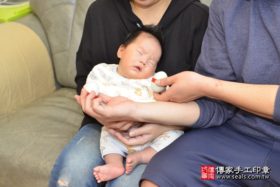 剃胎毛、滿月剃頭、嬰兒剃頭、嬰兒理髮、嬰兒剃髮、嬰兒剃胎毛、嬰兒滿月剃頭、寶寶剃頭、剃胎毛儀式、剃胎毛吉祥話、滿月剃頭儀式、滿月剃頭吉祥話、寶寶剃胎毛、寶寶滿月剃頭理髮、 新北市蘆洲區剃胎毛、新北市蘆洲區滿月剃頭、新北市蘆洲區嬰兒剃頭剃胎毛、新北市蘆洲區嬰兒理髮、新北市嬰兒剃髮、 魏寶寶(新北市蘆洲區到府嬰兒寶寶滿月剃頭理髮、到府嬰兒剃胎毛儀式吉祥話)。到府剃頭剃胎毛主持、專業拍照、DVD光碟、證書。★購買「臍帶章、肚臍章、胎毛筆刷印章」贈送：剃頭、收涎、抓周，三選一。2020.03.23照片8