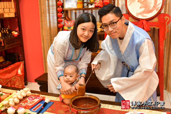 高雄市鳳山區李寶寶古禮收涎:寶寶淨手儀式：寶寶淨手象徵洗淨，把不好的去掉，洗滌身心靈。照片1