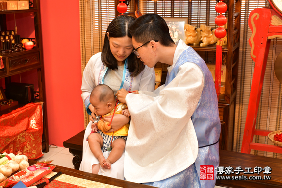 高雄市鳳山區李寶寶古禮收涎祝福活動:為寶寶戴上收涎餅乾。照片3