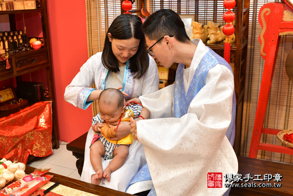 高雄市鳳山區李寶寶古禮收涎祝福活動:收涎過程拍照。照片2