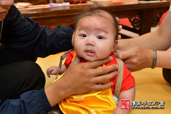 高雄市鳳山區陳寶寶們古禮收涎【穿收涎肚兜】：滿四個月趨吉避凶的吉祥衣服穿戴。高雄店收涎。照片1