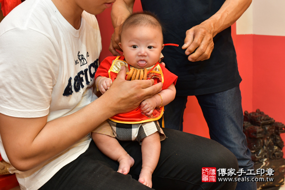 高雄市鳳山區陳寶寶們古禮收涎祝福活動:為寶寶戴上收涎餅乾。照片6