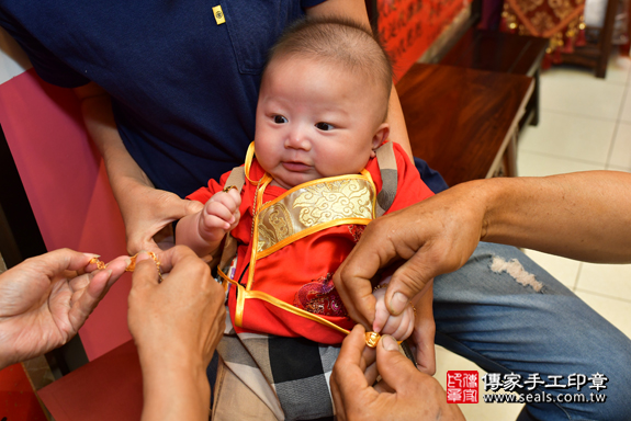 高雄市鳳山區陳寶寶們古禮收涎祝福活動:收涎過程拍照。照片2