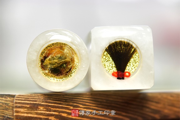 全手工噴砂印章：新疆白玉臍帶章實際成品、印章作品分享、新疆白玉印章材質介紹。（臍帶印章、肚臍章、肚臍印章，胎毛印章，一圓一方）傳家手工印章新竹店2020.04.30圖片2