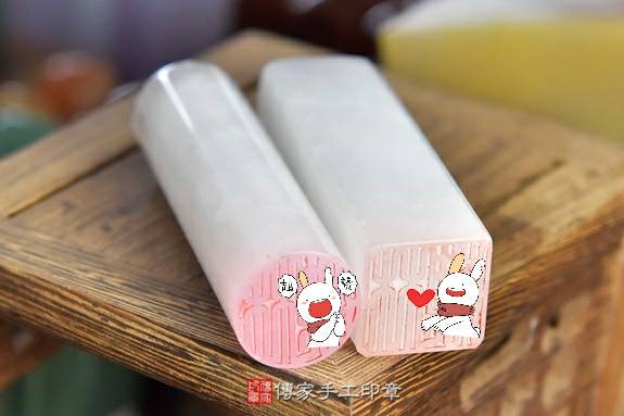 全手工噴砂印章：新疆白玉臍帶章實際成品、印章作品分享、新疆白玉印章材質介紹。（臍帶印章、肚臍章、肚臍印章，胎毛印章，一圓一方）傳家手工印章新竹店2020.04.30圖片4