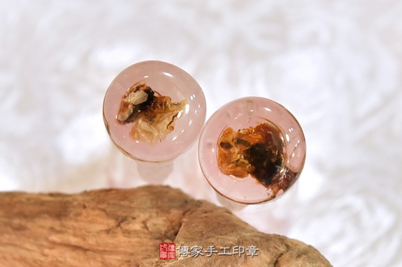 半手工噴砂印章：白水晶臍帶章實際成品、印章作品分享、白水晶印章材質介紹。（臍帶印章、肚臍章、肚臍印章，胎毛印章，一圓一方）傳家手工印章新竹店2020.05.03圖片2