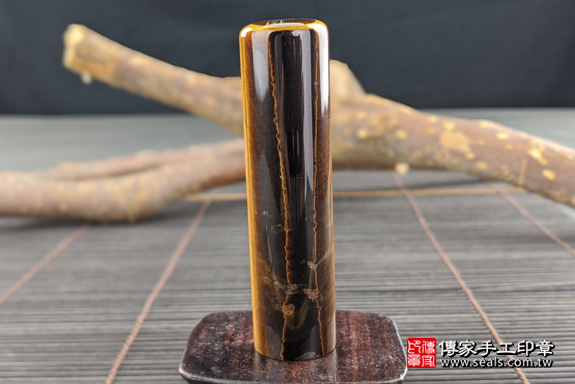 全手工噴砂印章：黃虎眼石臍髮章實際成品、印章作品分享、黃虎眼石印章材質介紹。（臍帶印章、肚臍章、肚臍印章，一圓一方）傳家手工印章高雄店。2020.05.04，照片5