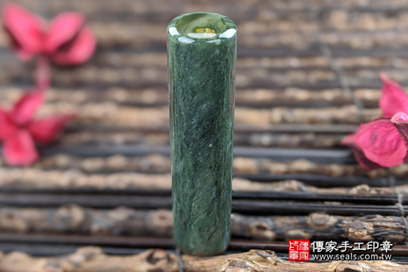 全手工噴砂印章：綠髮彩玉臍帶章實際成品、印章作品分享、綠髮彩玉印章材質介紹。（臍帶印章、肚臍章、肚臍印章，一圓一方）傳家手工印章高雄店。2020.05.05，照片1