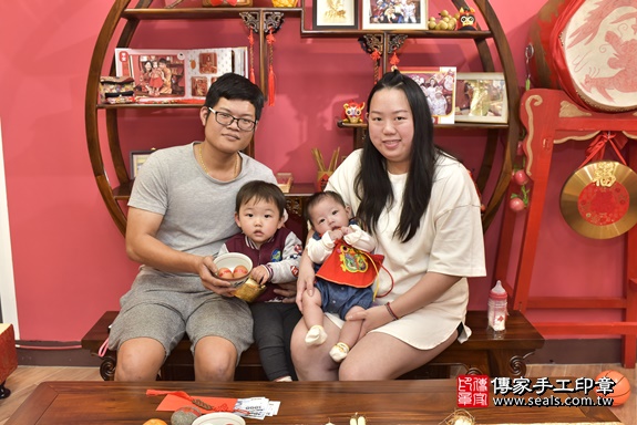 剃胎毛、滿月剃頭、嬰兒剃頭、嬰兒理髮、嬰兒剃髮、嬰兒剃胎毛、嬰兒滿月剃頭、寶寶剃頭、剃胎毛儀式、剃胎毛吉祥話、滿月剃頭儀式、滿月剃頭吉祥話、寶寶剃胎毛、寶寶滿月剃頭理髮、 新北市永和區剃胎毛、新北市永和區滿月剃頭、新北市永和區嬰兒剃頭剃胎毛、新北市永和區嬰兒理髮、新北市嬰兒剃髮、 韓寶寶(新北市永和區嬰兒寶寶滿月剃頭理髮、嬰兒剃胎毛儀式吉祥話)。中國風會場，爸媽寶貝穿「日中韓」古裝禮服。專業拍照、DVD光碟、證書。★購買「臍帶章、肚臍章、胎毛筆刷印章」贈送：剃頭、收涎、抓周，三選一。2020.04.05照片3