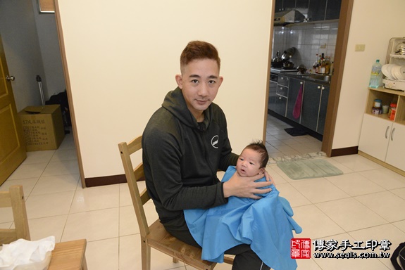 剃胎毛、滿月剃頭、嬰兒剃頭、嬰兒理髮、嬰兒剃髮、嬰兒剃胎毛、嬰兒滿月剃頭、寶寶剃頭、剃胎毛儀式、剃胎毛吉祥話、滿月剃頭儀式、滿月剃頭吉祥話、寶寶剃胎毛、寶寶滿月剃頭理髮、 新北市深坑區剃胎毛、新北市深坑區滿月剃頭、新北市深坑區嬰兒剃頭剃胎毛、新北市深坑區嬰兒理髮、新北市嬰兒剃髮、 張寶寶(新北市深坑區到府嬰兒寶寶滿月剃頭理髮、到府嬰兒剃胎毛儀式吉祥話)。到府剃頭剃胎毛主持、專業拍照、DVD光碟、證書。★購買「臍帶章、肚臍章、胎毛筆刷印章」贈送：剃頭、收涎、抓周，三選一。2020.04.06照片30