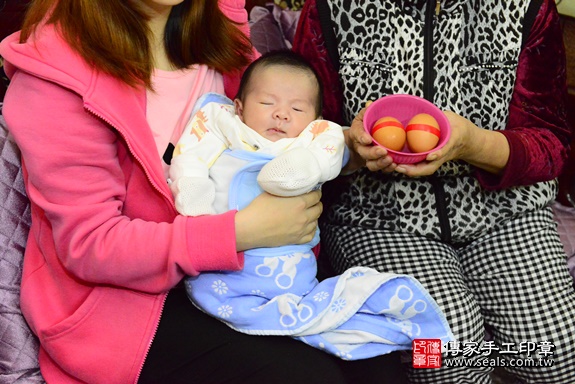 剃胎毛、滿月剃頭、嬰兒剃頭、嬰兒理髮、嬰兒剃髮、嬰兒剃胎毛、嬰兒滿月剃頭、寶寶剃頭、剃胎毛儀式、剃胎毛吉祥話、滿月剃頭儀式、滿月剃頭吉祥話、寶寶剃胎毛、寶寶滿月剃頭理髮、 新北市三峽區剃胎毛、新北市三峽區滿月剃頭、新北市三峽區嬰兒剃頭剃胎毛、新北市三峽區嬰兒理髮、新北市嬰兒剃髮、 黃寶寶(新北市三峽區到府嬰兒寶寶滿月剃頭理髮、到府嬰兒剃胎毛儀式吉祥話)。到府剃頭剃胎毛主持、專業拍照、DVD光碟、證書。★購買「臍帶章、肚臍章、胎毛筆刷印章」贈送：剃頭、收涎、抓周，三選一。2020.04.08照片6