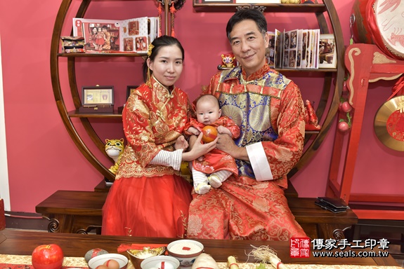 剃胎毛、滿月剃頭、嬰兒剃頭、嬰兒理髮、嬰兒剃髮、嬰兒剃胎毛、嬰兒滿月剃頭、寶寶剃頭、剃胎毛儀式、剃胎毛吉祥話、滿月剃頭儀式、滿月剃頭吉祥話、寶寶剃胎毛、寶寶滿月剃頭理髮、 新北市永和區剃胎毛、新北市永和區滿月剃頭、新北市永和區嬰兒剃頭剃胎毛、新北市永和區嬰兒理髮、新北市嬰兒剃髮、 范寶寶(新北市永和區嬰兒寶寶滿月剃頭理髮、嬰兒剃胎毛儀式吉祥話)。中國風會場，爸媽寶貝穿「日中韓」古裝禮服。專業拍照、DVD光碟、證書。★購買「臍帶章、肚臍章、胎毛筆刷印章」贈送：剃頭、收涎、抓周，三選一。2020.04.09照片18