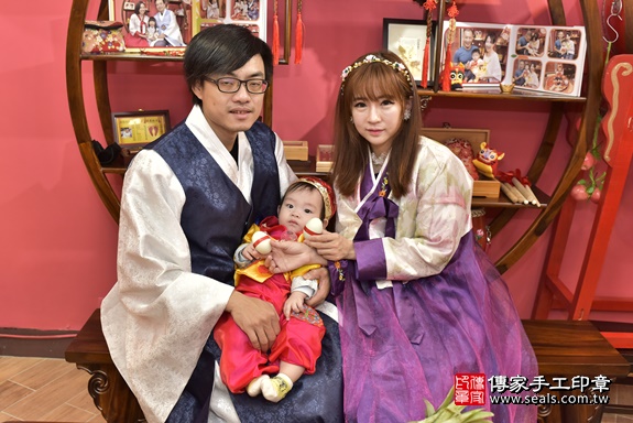 剃胎毛、滿月剃頭、嬰兒剃頭、嬰兒理髮、嬰兒剃髮、嬰兒剃胎毛、嬰兒滿月剃頭、寶寶剃頭、剃胎毛儀式、剃胎毛吉祥話、滿月剃頭儀式、滿月剃頭吉祥話、寶寶剃胎毛、寶寶滿月剃頭理髮、 新北市永和區剃胎毛、新北市永和區滿月剃頭、新北市永和區嬰兒剃頭剃胎毛、新北市永和區嬰兒理髮、新北市嬰兒剃髮、 曾寶寶(新北市永和區嬰兒寶寶滿月剃頭理髮、嬰兒剃胎毛儀式吉祥話)。中國風會場，爸媽寶貝穿「日中韓」古裝禮服。專業拍照、DVD光碟、證書。★購買「臍帶章、肚臍章、胎毛筆刷印章」贈送：剃頭、收涎、抓周，三選一。2020.04.11照片6