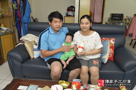剃胎毛、滿月剃頭、嬰兒剃頭、嬰兒理髮、嬰兒剃髮、嬰兒剃胎毛、嬰兒滿月剃頭、寶寶剃頭、剃胎毛儀式、剃胎毛吉祥話、滿月剃頭儀式、滿月剃頭吉祥話、寶寶剃胎毛、寶寶滿月剃頭理髮、 新北市永和區剃胎毛、新北市永和區滿月剃頭、新北市永和區嬰兒剃頭剃胎毛、新北市永和區嬰兒理髮、新北市嬰兒剃髮、 林寶寶(新北市永和區到府嬰兒寶寶滿月剃頭理髮、到府嬰兒剃胎毛儀式吉祥話)。到府剃頭剃胎毛主持、專業拍照、DVD光碟、證書。★購買「臍帶章、肚臍章、胎毛筆刷印章」贈送：剃頭、收涎、抓周，三選一。2020.04.21照片16