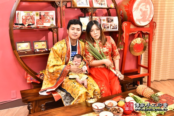 剃胎毛、滿月剃頭、嬰兒剃頭、嬰兒理髮、嬰兒剃髮、嬰兒剃胎毛、嬰兒滿月剃頭、寶寶剃頭、剃胎毛儀式、剃胎毛吉祥話、滿月剃頭儀式、滿月剃頭吉祥話、寶寶剃胎毛、寶寶滿月剃頭理髮、 新北市永和區剃胎毛、新北市永和區滿月剃頭、新北市永和區嬰兒剃頭剃胎毛、新北市永和區嬰兒理髮、新北市嬰兒剃髮、 蘇寶寶(新北市永和區嬰兒寶寶滿月剃頭理髮、嬰兒剃胎毛儀式吉祥話)。中國風會場，爸媽寶貝穿「日中韓」古裝禮服。專業拍照、DVD光碟、證書。★購買「臍帶章、肚臍章、胎毛筆刷印章」贈送：剃頭、收涎、抓周，三選一。2020.04.30照片26
