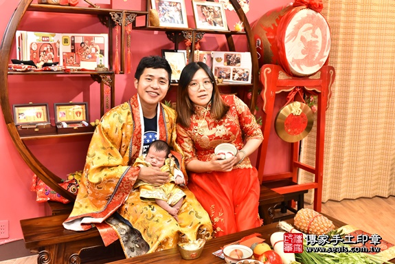 剃胎毛、滿月剃頭、嬰兒剃頭、嬰兒理髮、嬰兒剃髮、嬰兒剃胎毛、嬰兒滿月剃頭、寶寶剃頭、剃胎毛儀式、剃胎毛吉祥話、滿月剃頭儀式、滿月剃頭吉祥話、寶寶剃胎毛、寶寶滿月剃頭理髮、 新北市永和區剃胎毛、新北市永和區滿月剃頭、新北市永和區嬰兒剃頭剃胎毛、新北市永和區嬰兒理髮、新北市嬰兒剃髮、 蘇寶寶(新北市永和區嬰兒寶寶滿月剃頭理髮、嬰兒剃胎毛儀式吉祥話)。中國風會場，爸媽寶貝穿「日中韓」古裝禮服。專業拍照、DVD光碟、證書。★購買「臍帶章、肚臍章、胎毛筆刷印章」贈送：剃頭、收涎、抓周，三選一。2020.04.30照片17