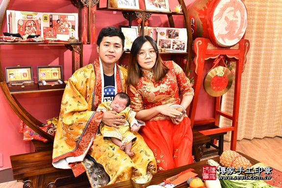 剃胎毛、滿月剃頭、嬰兒剃頭、嬰兒理髮、嬰兒剃髮、嬰兒剃胎毛、嬰兒滿月剃頭、寶寶剃頭、剃胎毛儀式、剃胎毛吉祥話、滿月剃頭儀式、滿月剃頭吉祥話、寶寶剃胎毛、寶寶滿月剃頭理髮、 新北市永和區剃胎毛、新北市永和區滿月剃頭、新北市永和區嬰兒剃頭剃胎毛、新北市永和區嬰兒理髮、新北市嬰兒剃髮、 蘇寶寶(新北市永和區嬰兒寶寶滿月剃頭理髮、嬰兒剃胎毛儀式吉祥話)。中國風會場，爸媽寶貝穿「日中韓」古裝禮服。專業拍照、DVD光碟、證書。★購買「臍帶章、肚臍章、胎毛筆刷印章」贈送：剃頭、收涎、抓周，三選一。2020.04.30照片16