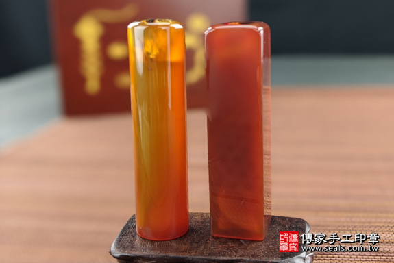 半手工噴砂印章：紅瑪瑙臍髮雙章實際成品、印章作品分享、紅瑪瑙印章材質介紹。（臍帶印章、肚臍章、肚臍印章，一圓一方）傳家手工印章高雄店。2020.05.06，照片5