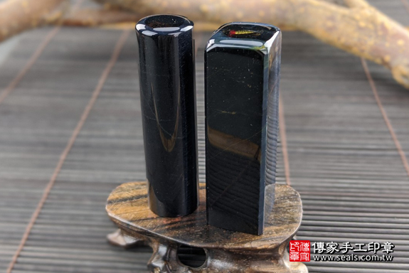 全手工噴砂印章：藍虎眼石臍髮雙章實際成品、印章作品分享、藍虎眼石印章材質介紹。（臍帶印章、肚臍章、肚臍印章，一圓一方）傳家手工印章高雄店。2020.05.08，照片5