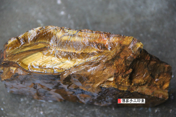 半手工噴砂印章:黃藍虎眼石臍帶印章實際成品、印章作品分享、黃藍虎眼石印章材質介紹。(臍帶印章、肚臍章、肚臍印章,臍帶印章,一圓一方)傳家手工印章台中店。2020.05.08照片572983305835.jpg