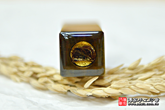 半手工噴砂印章:黃藍虎眼石臍帶印章實際成品、印章作品分享、黃藍虎眼石印章材質介紹。(臍帶印章、肚臍章、肚臍印章,臍帶印章,一圓一方)傳家手工印章台中店。2020.05.08照片572983769422.png