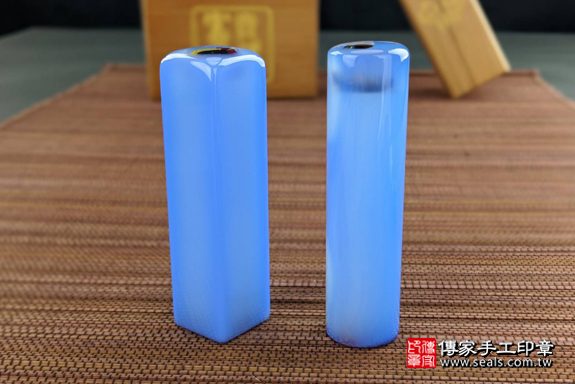 半手工噴砂印章：藍瑪瑙臍髮雙章實際成品、印章作品分享、藍瑪瑙印章材質介紹。（臍帶印章、肚臍章、肚臍印章，一圓一方）傳家手工印章高雄店。2020.05.14，照片1