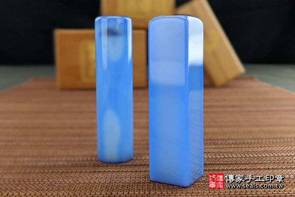 半手工噴砂印章：藍瑪瑙臍髮雙章實際成品、印章作品分享、藍瑪瑙印章材質介紹。（臍帶印章、肚臍章、肚臍印章，一圓一方）傳家手工印章高雄店。2020.05.14，照片9